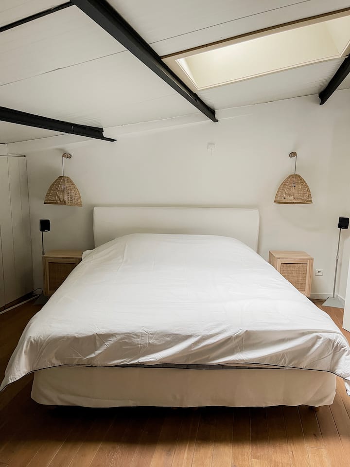 Спалня със суперголямо двойно легло 180 х 200. Голям брой вградени гардероби. Покривен прозорец с естествена светлина. Затъмняващи щори. Спалня на 1 - ви етаж. Цифров телевизор в спалнята. Дървен под.