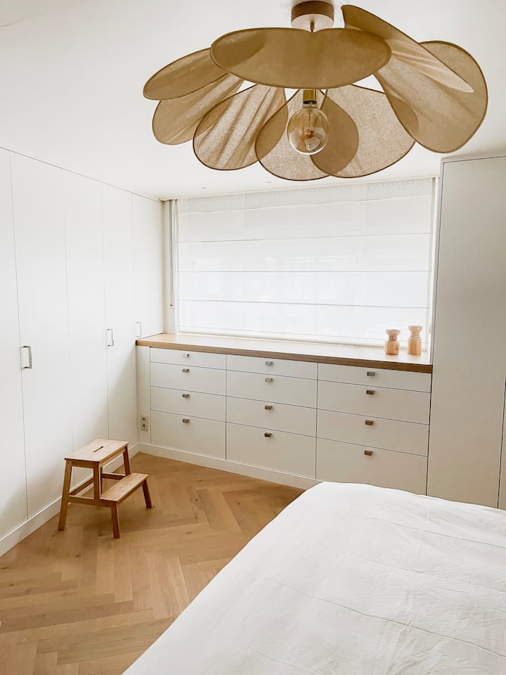 Спалня със суперголямо двойно легло 180 х 200. Голям брой вградени гардероби. Голям прозорец с естествена светлина. Затъмняващи щори. Спалня на приземния етаж. Голяма дъбова плъзгаща се врата и дъбов паркет.