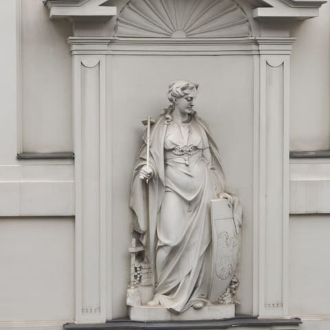 Large 4room apart. in the senter gallery image 2