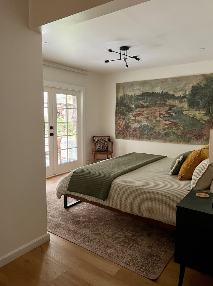 Cette chambre a un matelas biologique confortable de taille king size vert avocat et son propre porche privé couvert avec vue sur le jardin.