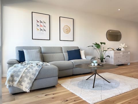Top Airbnb: Homely 1BR Foreshore Apt | Free Parking | King Bed in Kingston