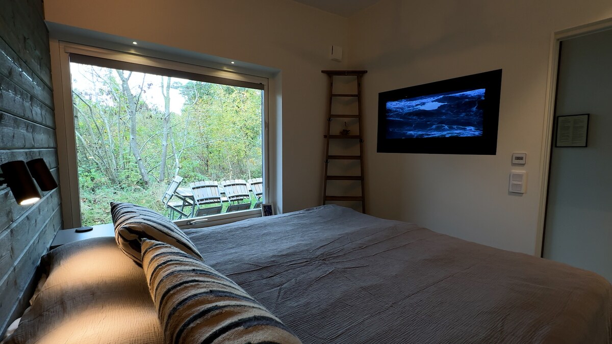 ห้องนอนใหญ่มีหน้าต่างบานใหญ่หันหน้าไปทางทิศตะวันออกและทีวีเว้าผนัง