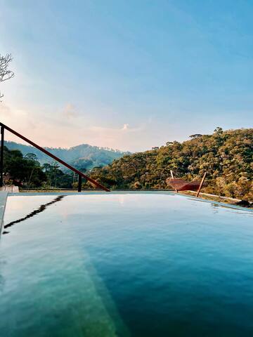 Entire home with 1 bedrooms in Goncalves - Loft-Spa Kaápuchinha. 
Estilo e bem-estar no mato.