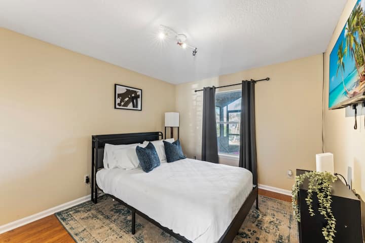 Habitación de invitados 2 con cama tamaño queen. 