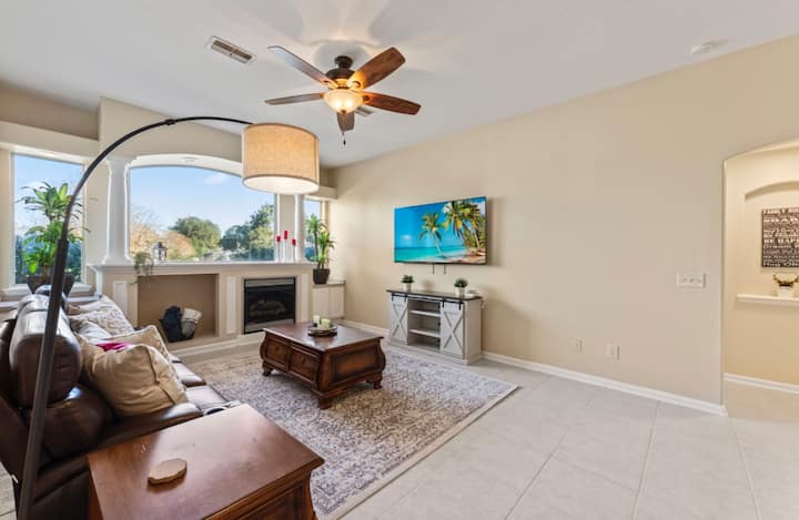 Acogedora sala de estar con televisores inteligentes 