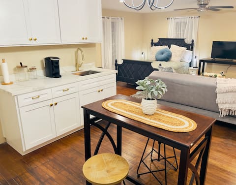 Cozy studio apartment with new pool!