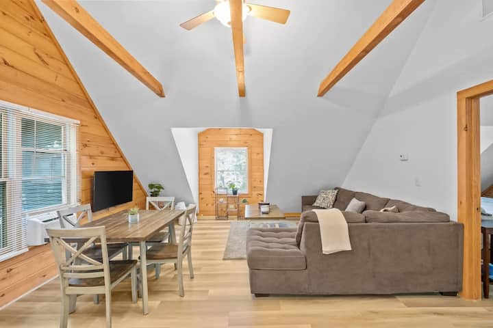 Cozy Cabin With Game Room - North Carolina