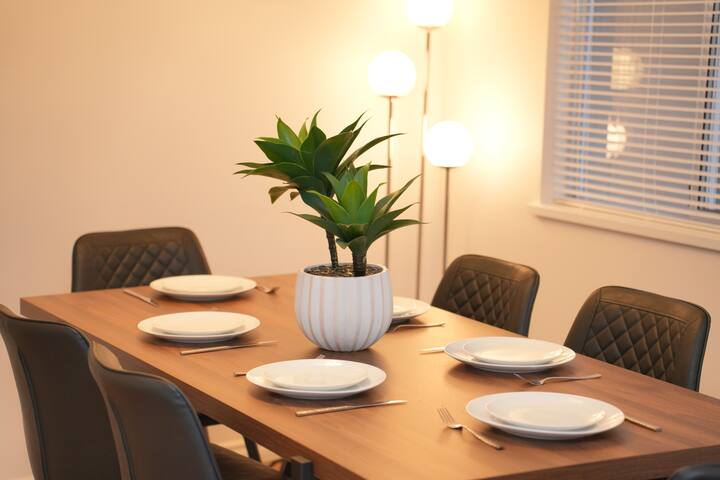 Home Base Van West – 5BR w/ long-term Deals gallery image 4