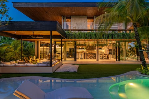 Iconic 8BR Tropical Villa Next to the Beach