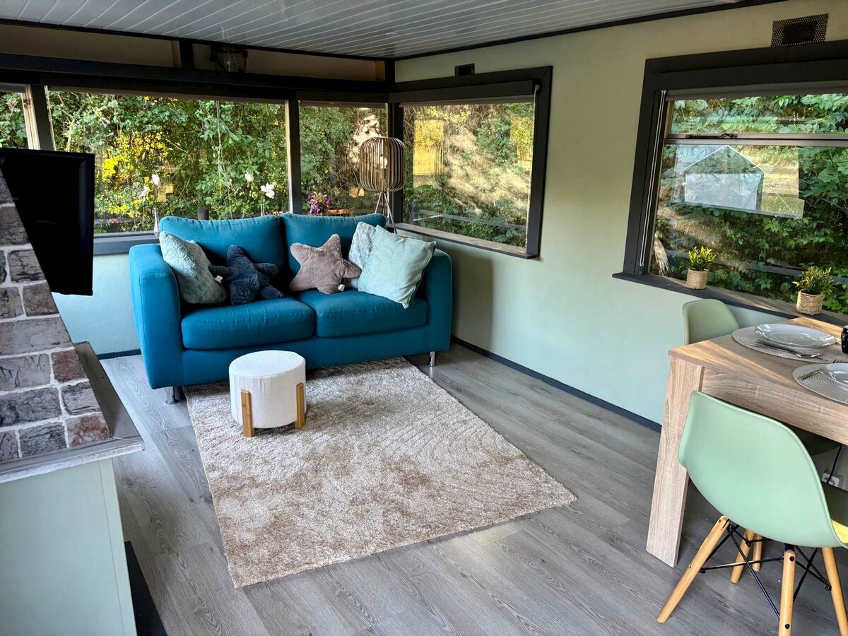 Top performing Airbnb: Sunny chalet by the sea close to beach and forest. in Dishoek