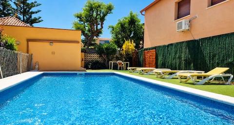 Beach and pool 20 minutes from Barcelona