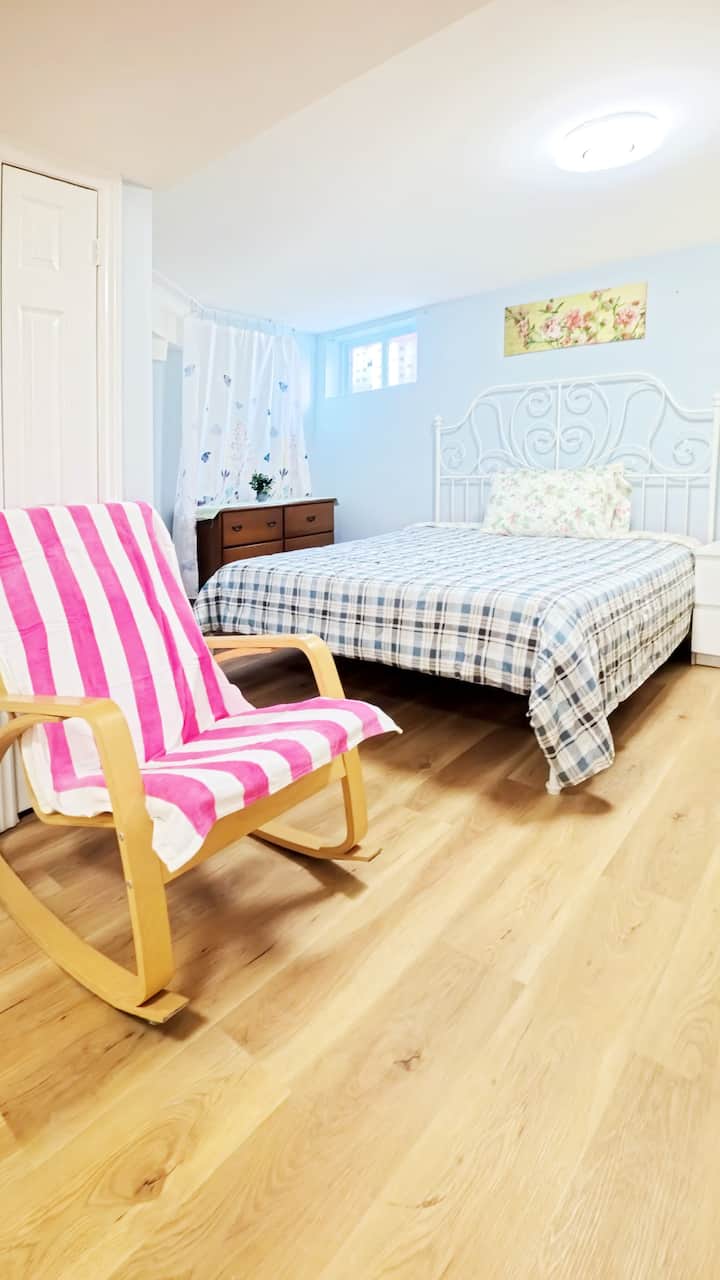 *Bachlor Flat Kitchen Bath Wifi Laundry Parking - Toronto