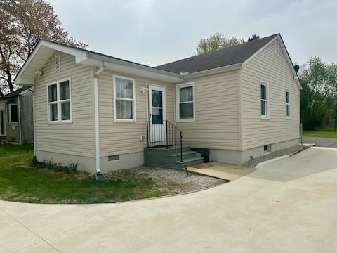 Entire house sleeps 8 with parking, Wi-fi, kitchen