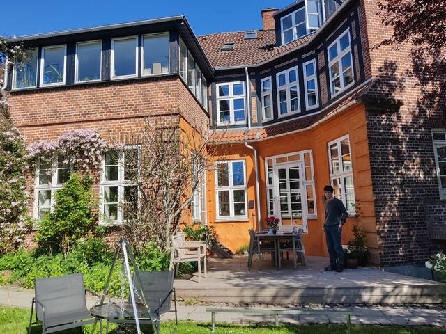 Stort hus med skøn have