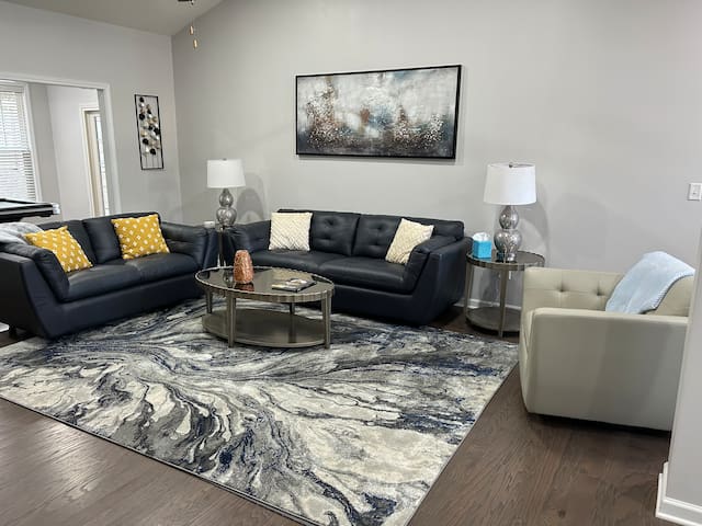 King bed, 5 min to Airport, pool table, fire pit