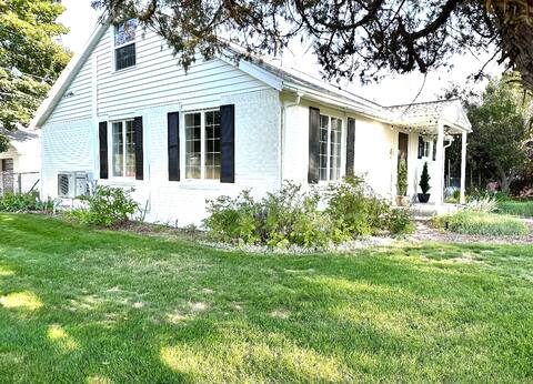 The Retreat-Sleeps 8 in 4 rooms