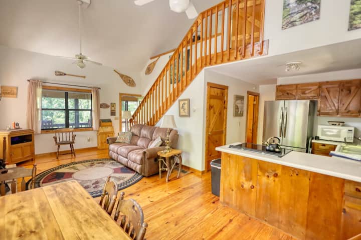 Private And Cozy Cabin. Hot Tub And Mountain Views - Hiawassee, GA