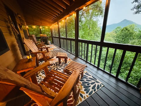 Private and cozy cabin. Hot Tub and Mountain views