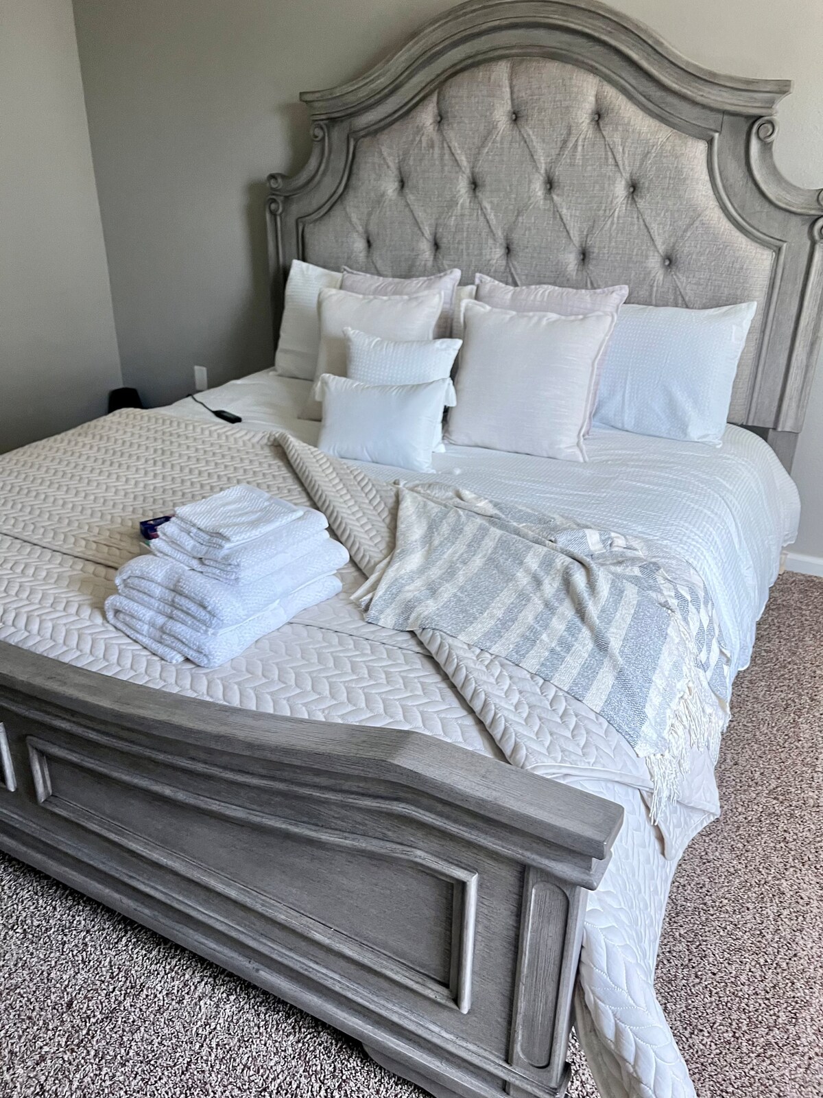 سرير بحجم كبير مجهز بجهاز تحكم عن بعد قابل للتعديل  