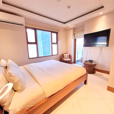 StayLuxia King 2BR2BA, Bay View, Balcony, Pool, Netflix