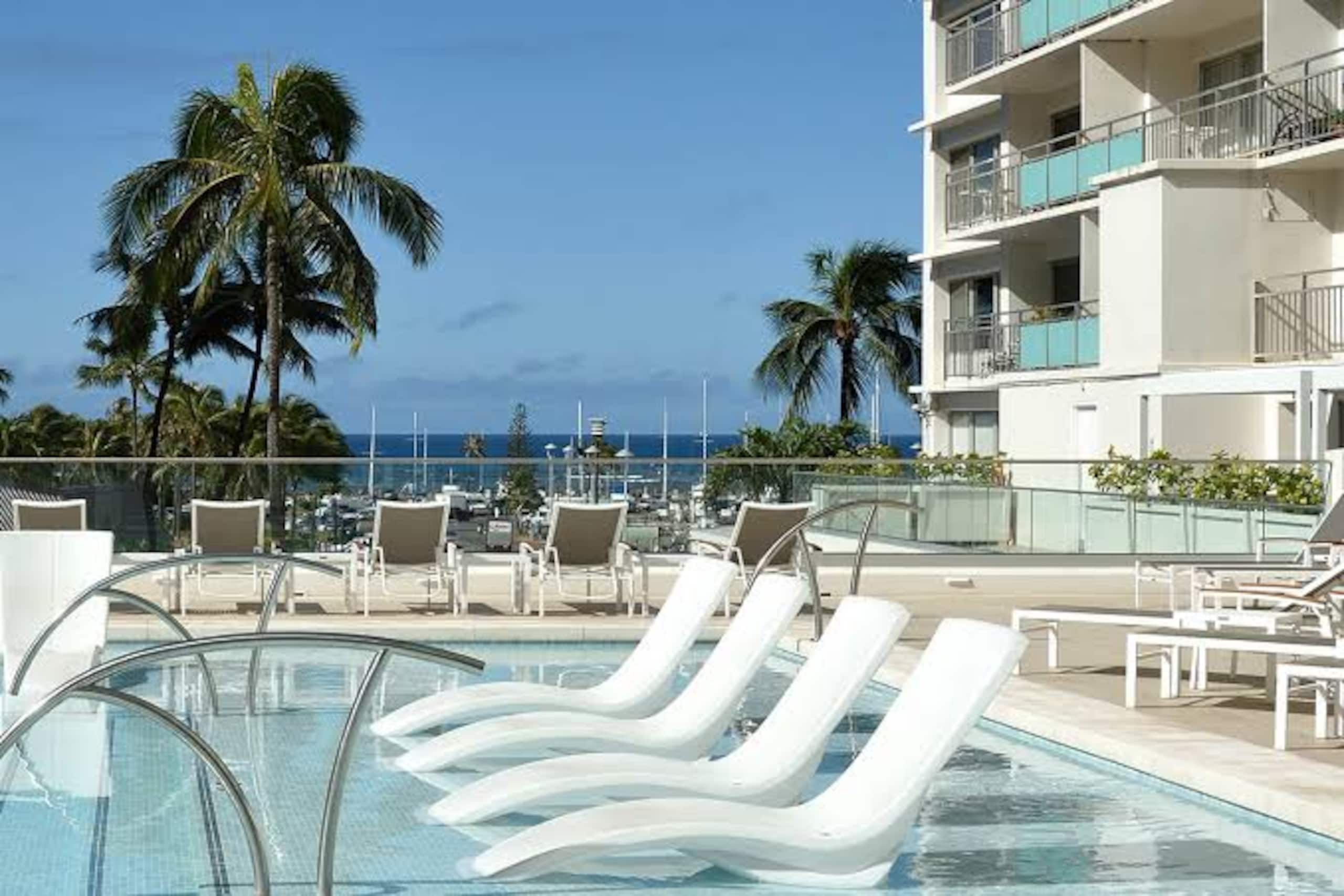 Condo in Honolulu · ★4.51 · Studio · 3 beds · 1 private bath - Image 22