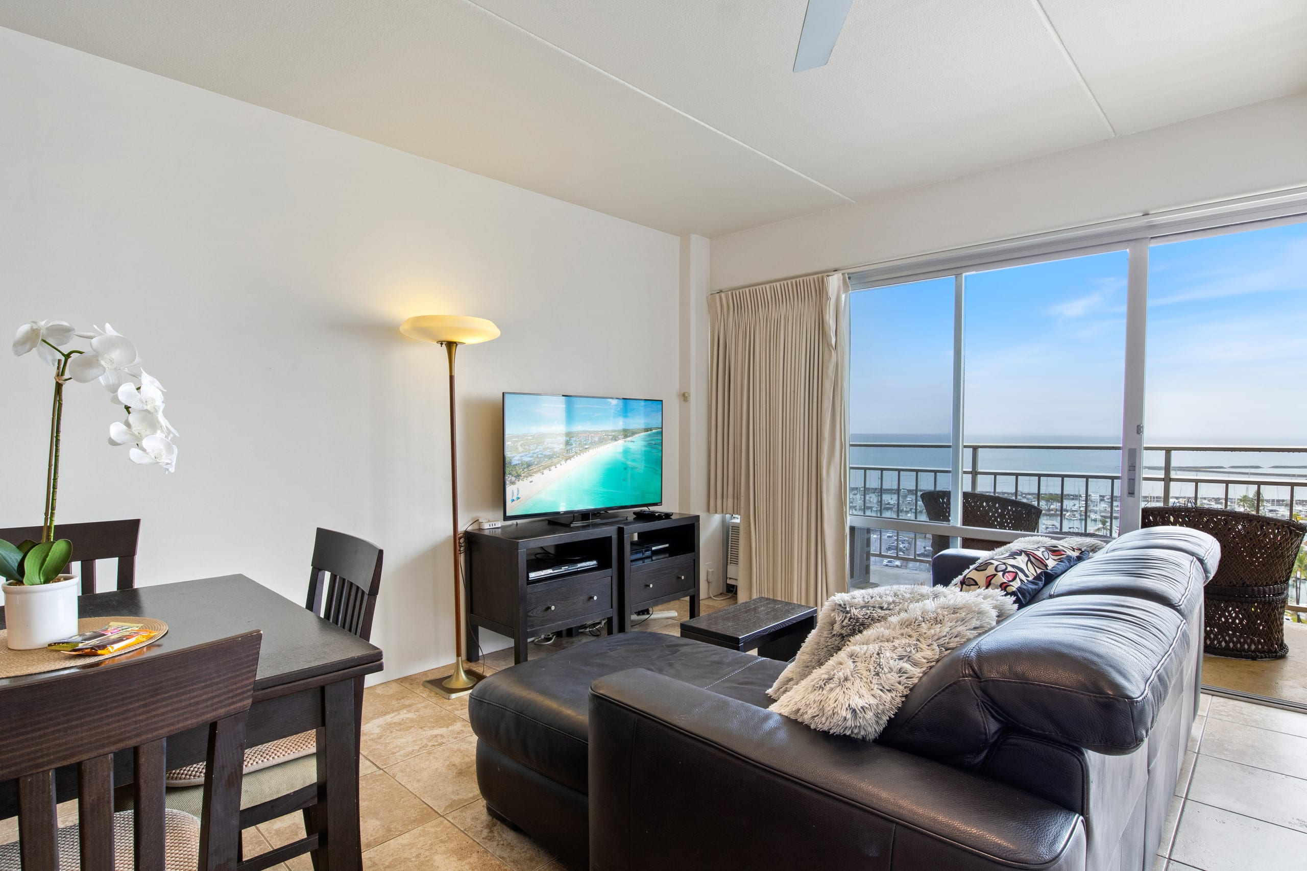 Condo in Honolulu · ★4.51 · Studio · 3 beds · 1 private bath - Image 3