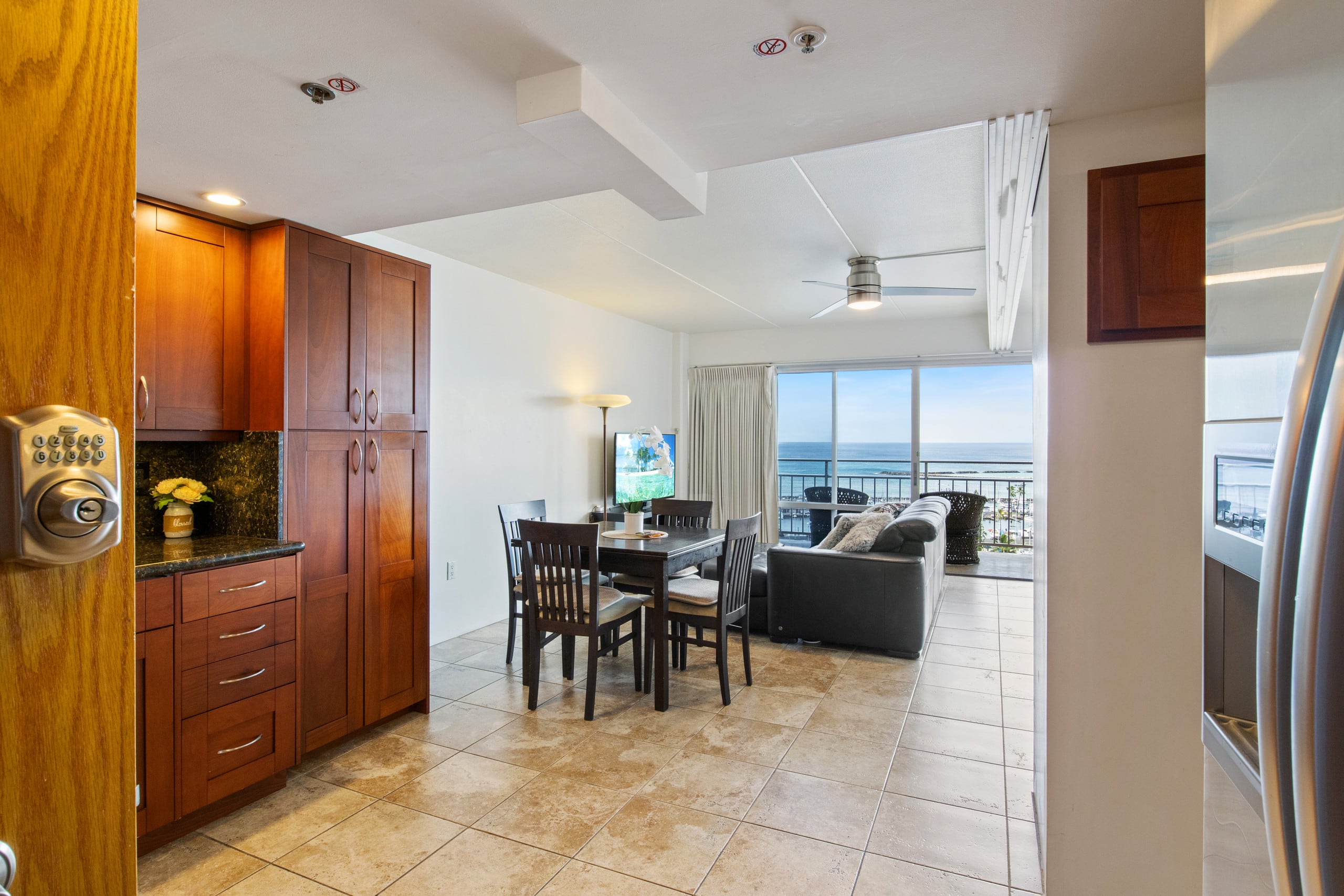 Condo in Honolulu · ★4.51 · Studio · 3 beds · 1 private bath - Image 2