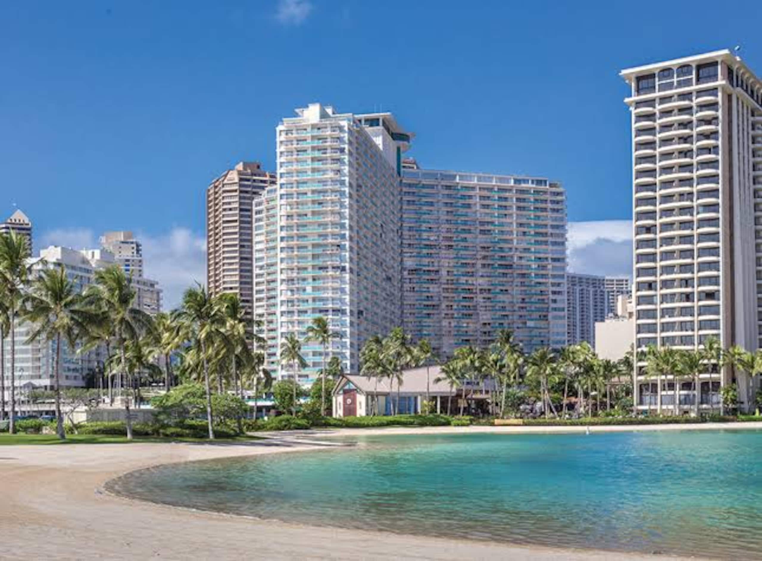 Condo in Honolulu · ★4.51 · Studio · 3 beds · 1 private bath - Image 13