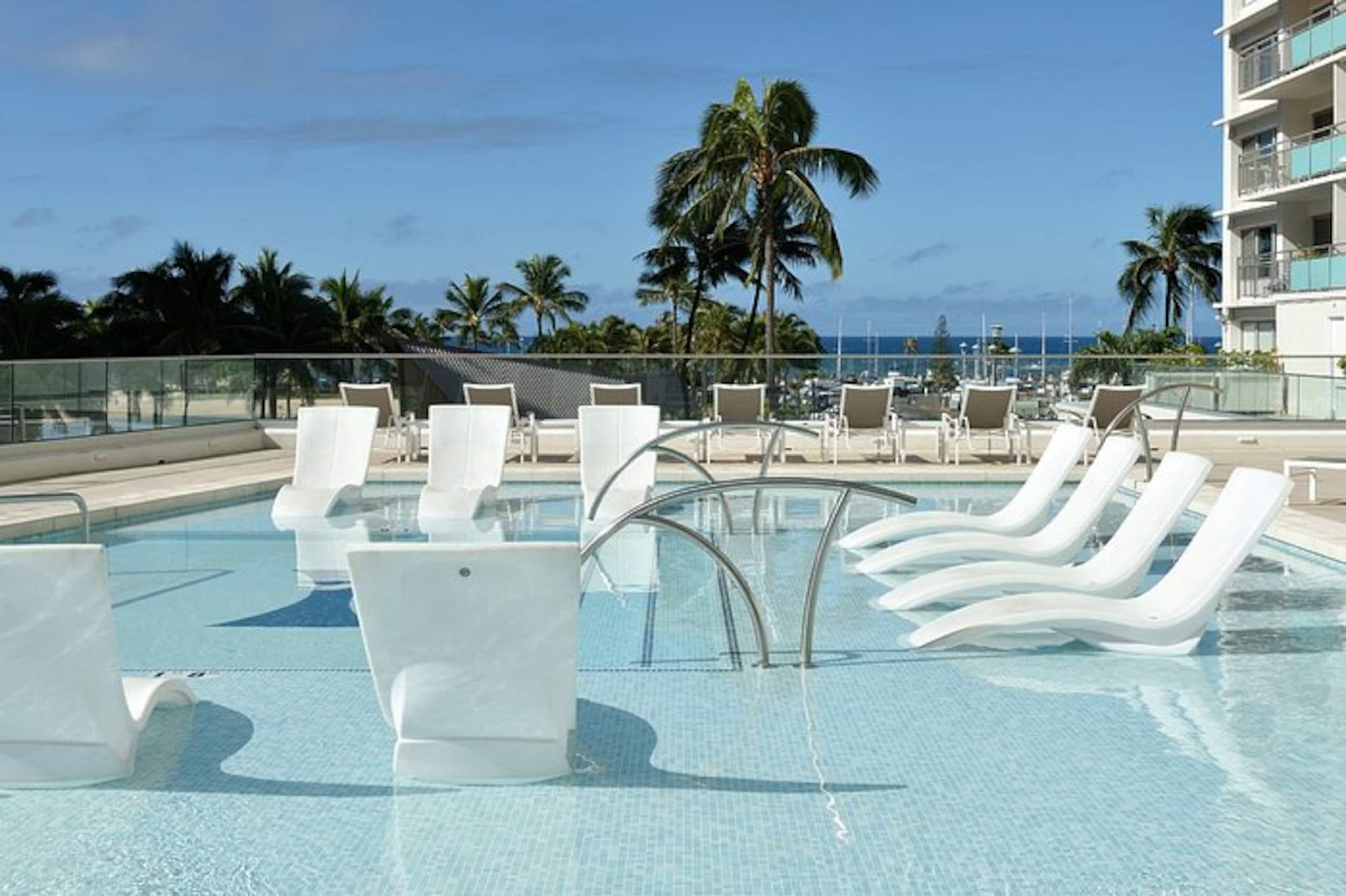 Condo in Honolulu · ★4.51 · Studio · 3 beds · 1 private bath - Image 21