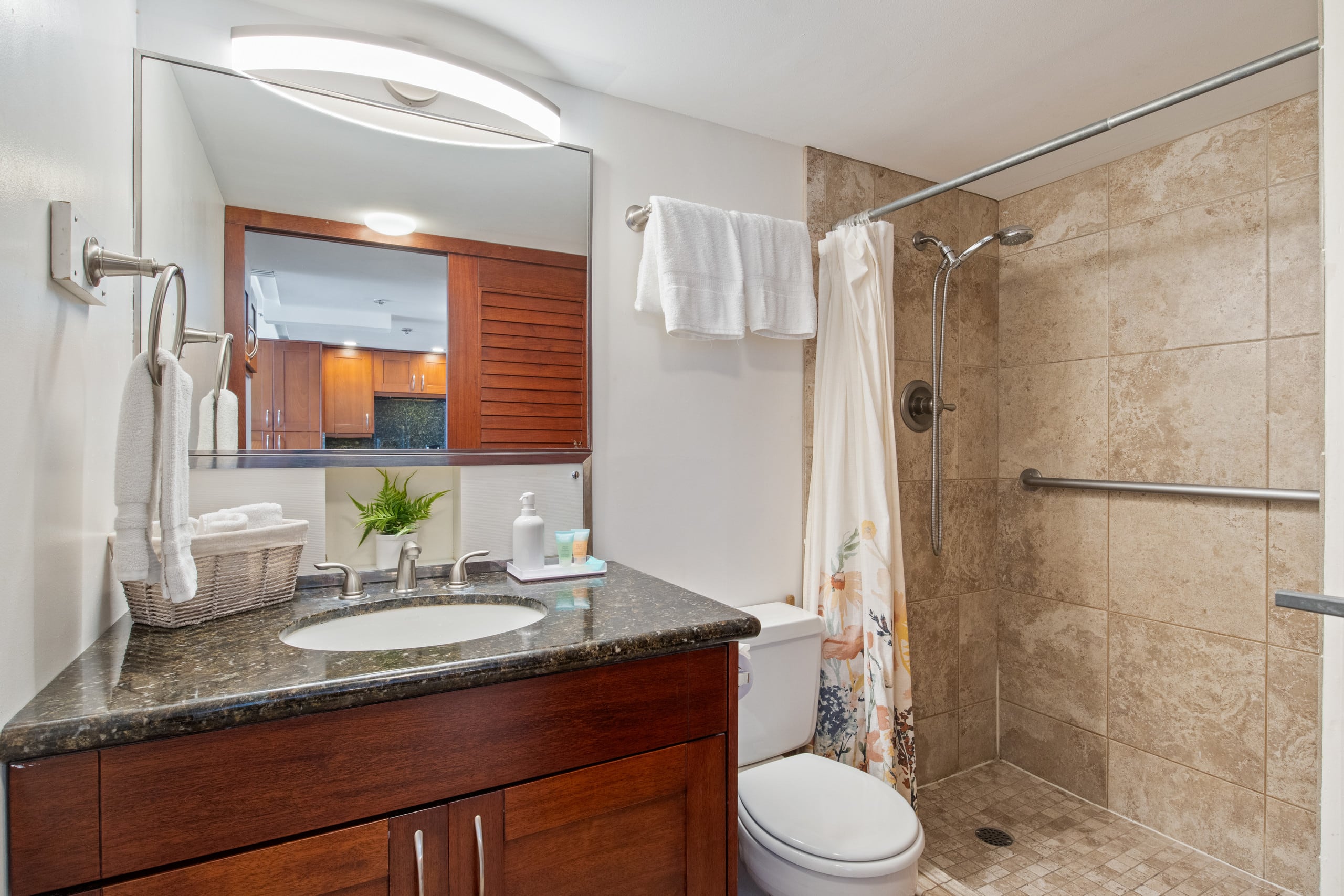 Condo in Honolulu · ★4.51 · Studio · 3 beds · 1 private bath - Image 8