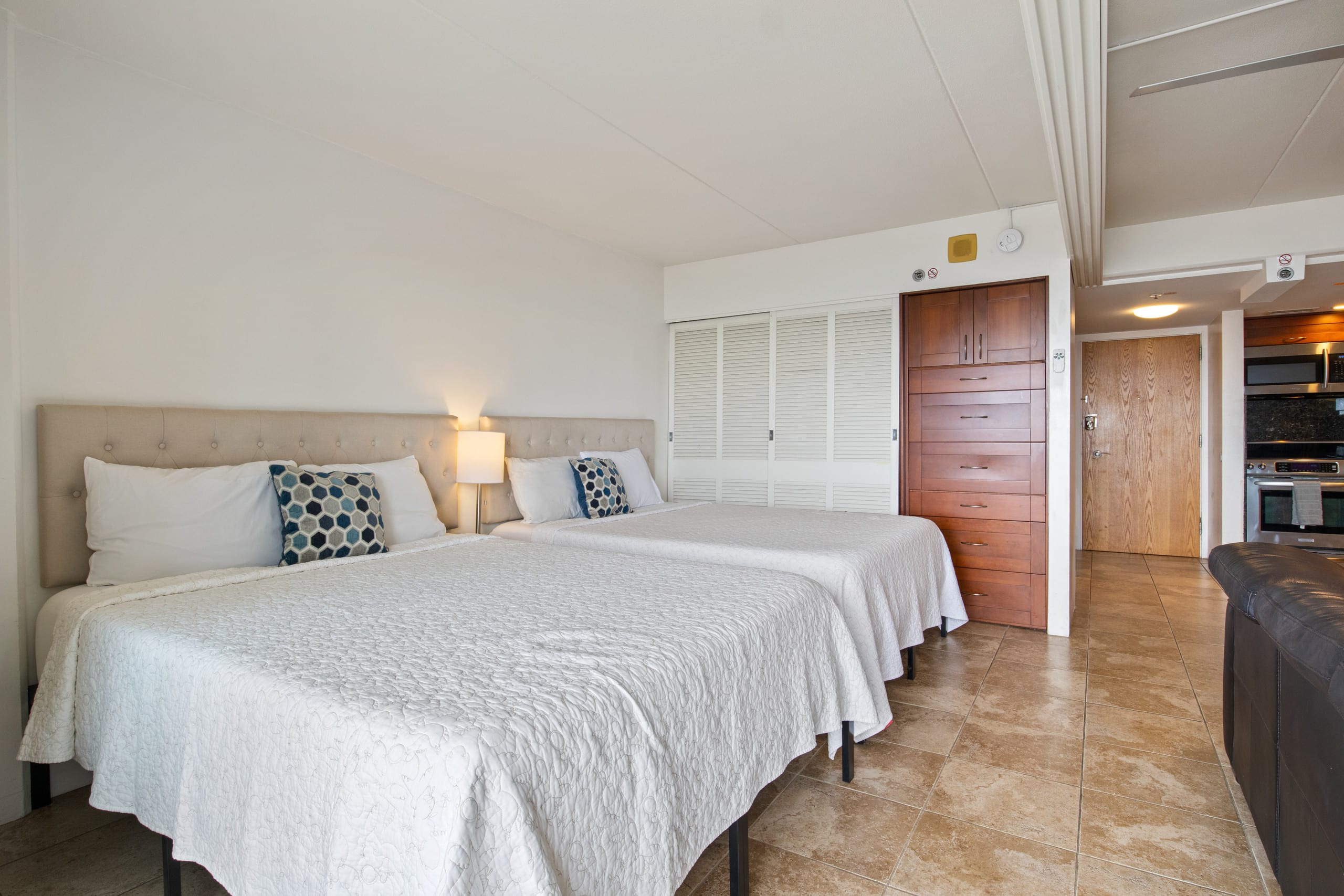 Condo in Honolulu · ★4.51 · Studio · 3 beds · 1 private bath - Image 27