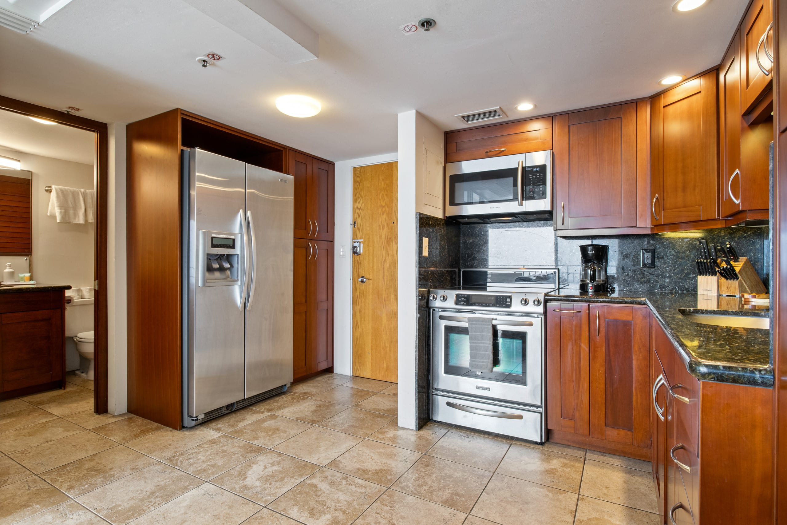 Condo in Honolulu · ★4.51 · Studio · 3 beds · 1 private bath - Image 4