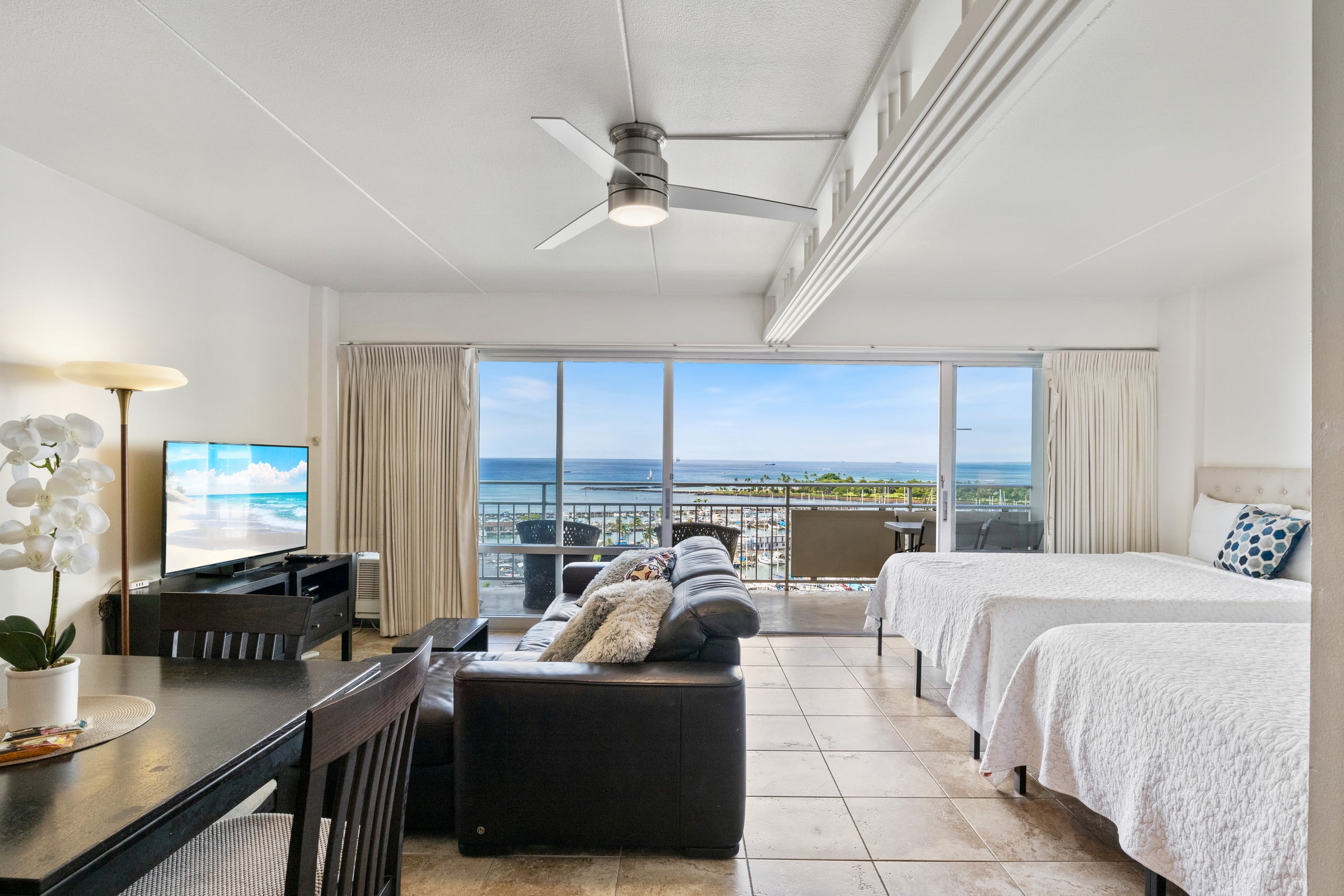Condo in Honolulu · ★4.51 · Studio · 3 beds · 1 private bath - Image 1