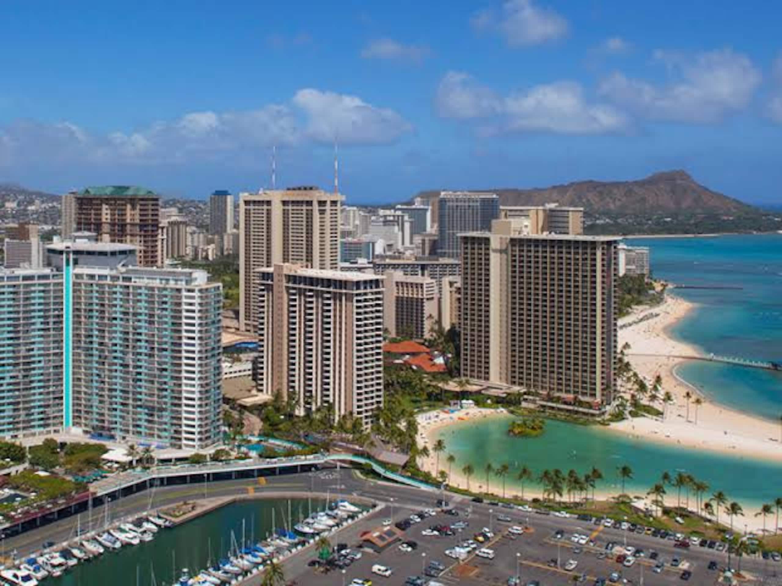 Condo in Honolulu · ★4.51 · Studio · 3 beds · 1 private bath - Image 15