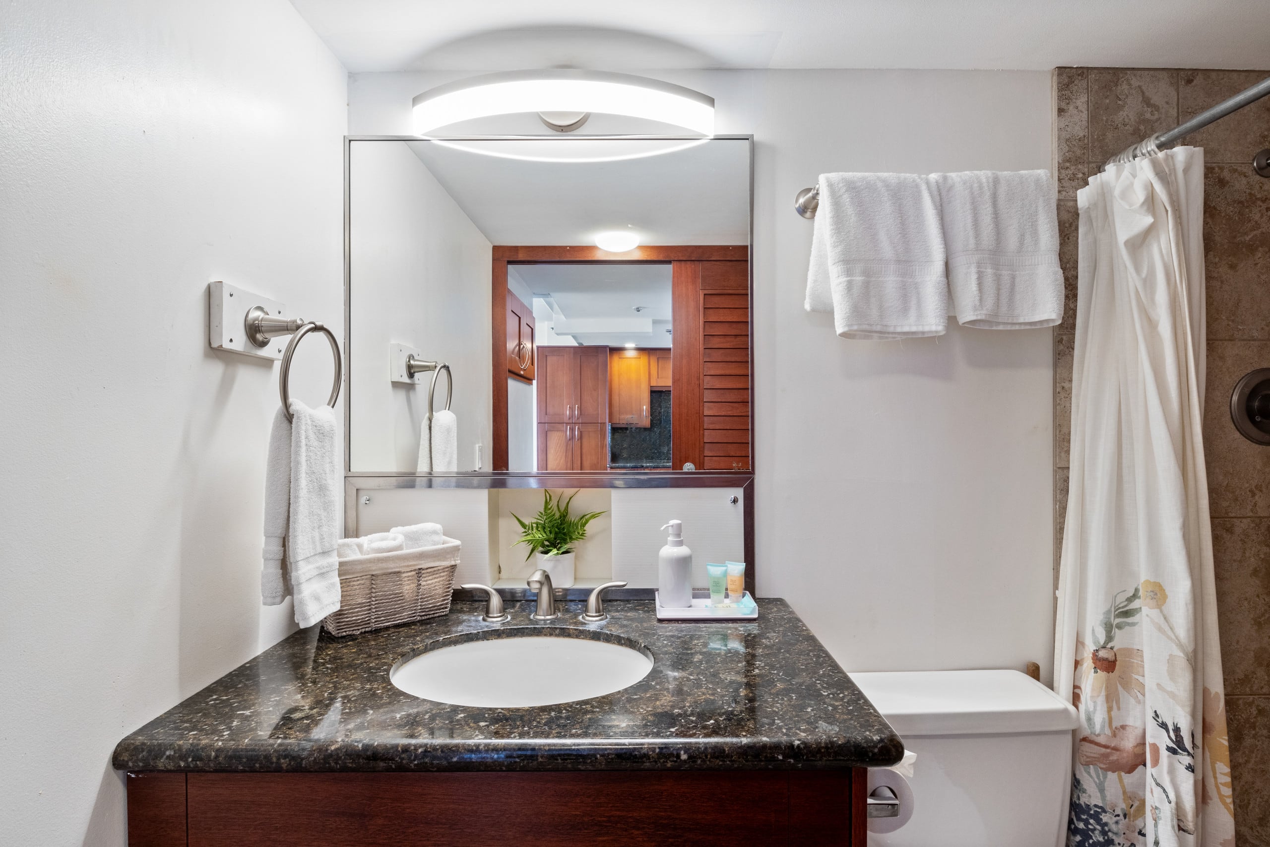 Condo in Honolulu · ★4.51 · Studio · 3 beds · 1 private bath - Image 9