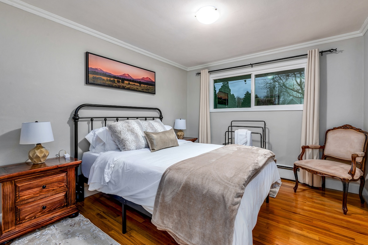 Queen bed, 2 night stands, towel rack, luggage rack, closet with shelves, drawers and hangers, usb/ usb c ports and a gorgeous picture of Oregon’s famous Three Sisters.  Clean sheets, blankets and fresh duvet covers provided. Fans in every room.