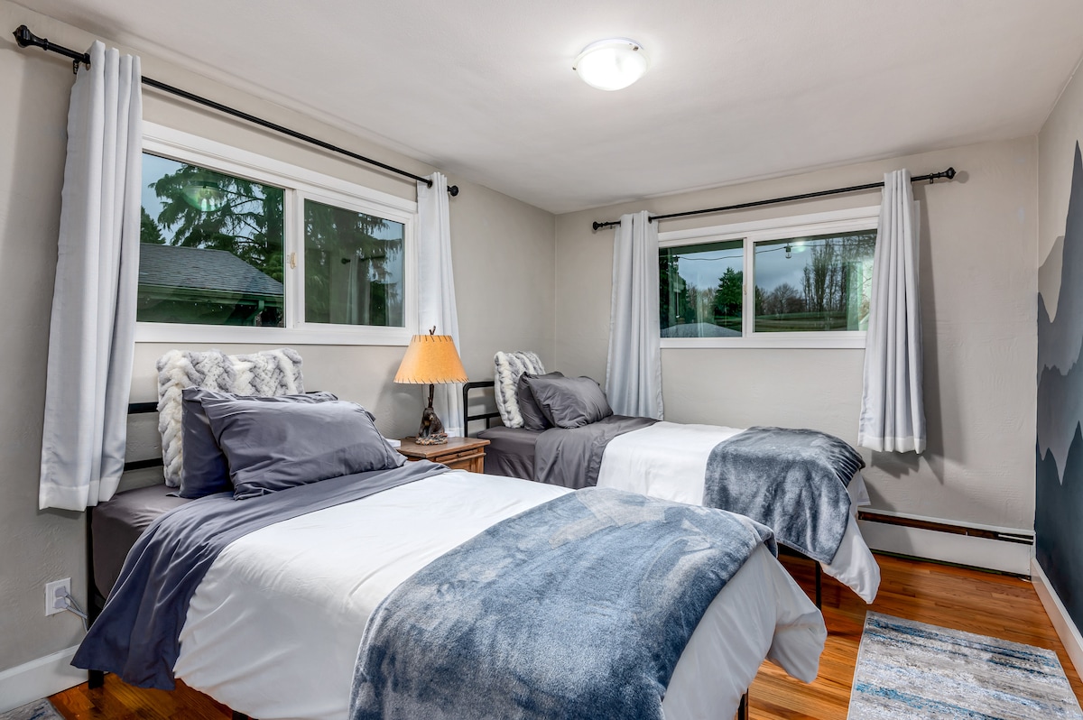 Room features 2 twin XL beds, extra blankets, night stand, 2 sets of usb/ usb c ports/ plug ins, towel rack, 2 luggage racks, closet with hangers. Room features mountain mural.  Clean sheets, blankets and duvet covers provided. Fans in every bedroom.