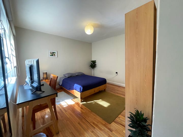 Un dormitorio privado y espacioso con una cómoda cama completa. Suelos de madera vintage y grandes ventanas luminosas con cortinas que oscurecen la habitación. ¡Un gran escritorio para trabajar y una excelente conexión wifi!
