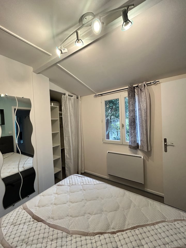 ห้องนอนอิสระพร้อมเตียงนิรภัยขนาด 140 x 190 พื้นที่เก็บของ (ชั้นวางของและตู้เสื้อผ้าพร้อมไม้แขวนเสื้อ)