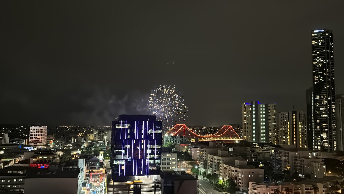 Ohňostroje môžete sledovať nad mostom Story Bridge z pohodlia svojho súkromného priestoru. Táto fotka bola odfotená z môjho balkóna a predstavila úžasný výhľad, ktorý si užijete.