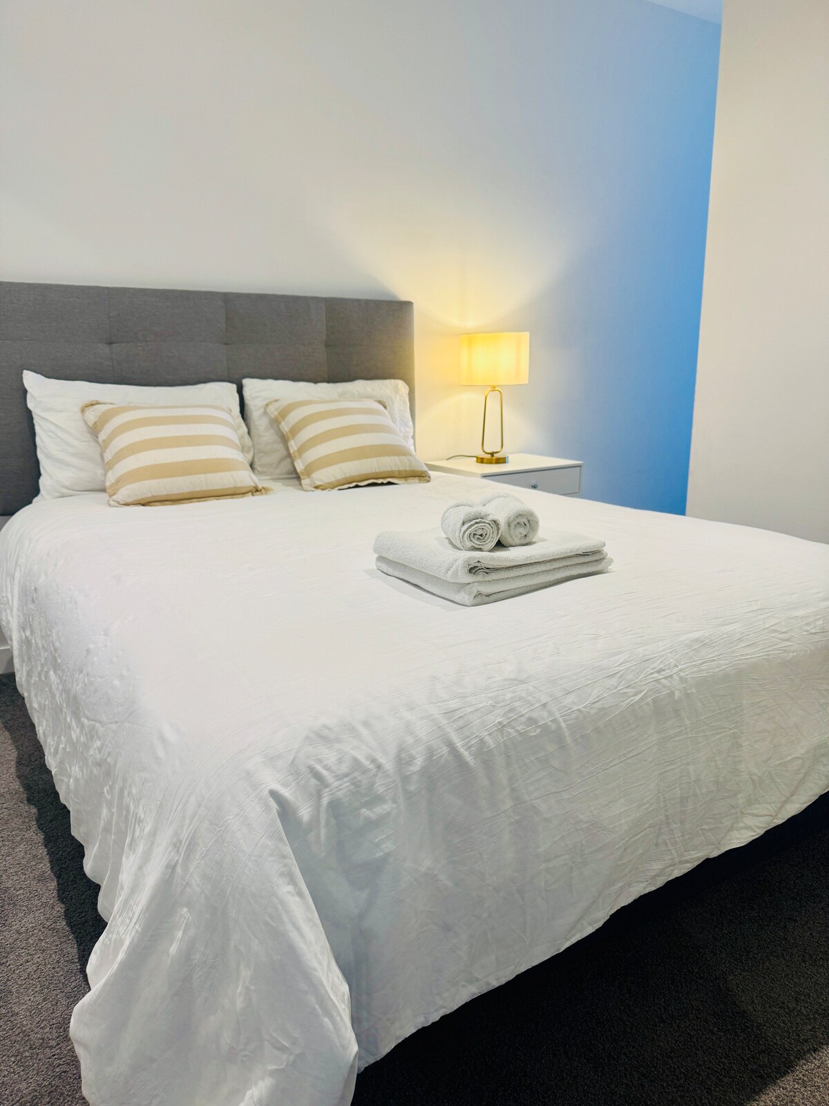 Užite si pohodlnú manželskú posteľ zdobenú kvalitnou posteľnou bielizňou v našich spálňach. Každá spálňa je pre vaše pohodlie vybavená zatemňovacími žalúziami a priestrannou skriňou.