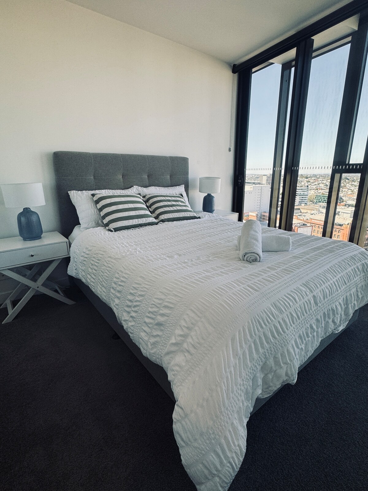 Zažite našu super pohodlnú menšiu manželskú posteľ a luxusnú posteľnú bielizeň a zároveň si vychutnajte úchvatný výhľad vo dne v noci. Každá izba je pre vaše pohodlie vybavená zatemňovacími žalúziami a šatníkom.