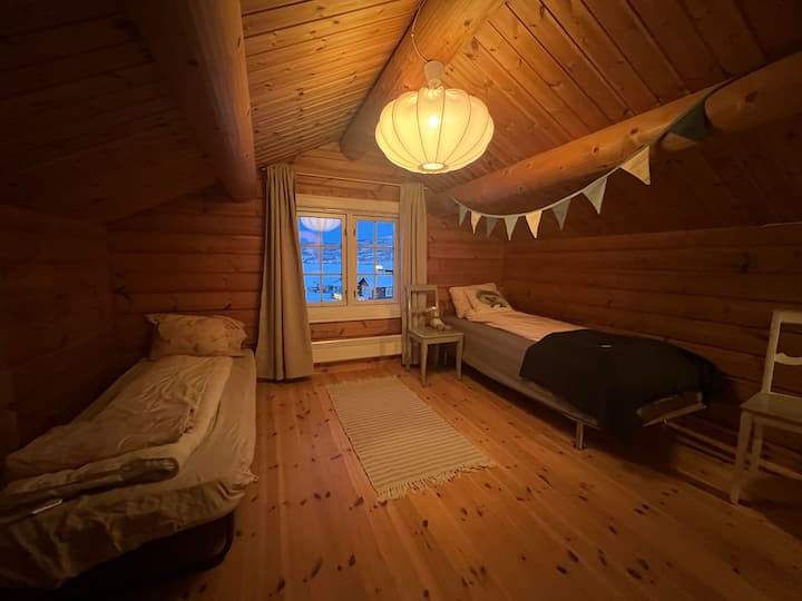 Toto je podkrovná obývacia izba s otvorenými schodmi dolu do obývacej izby. 

Jedna posteľ je posteľ pre hostí s tenkým matracom. Vhodné pre deti alebo dospelých, ktorí nie sú tak blízko pohodlia. 