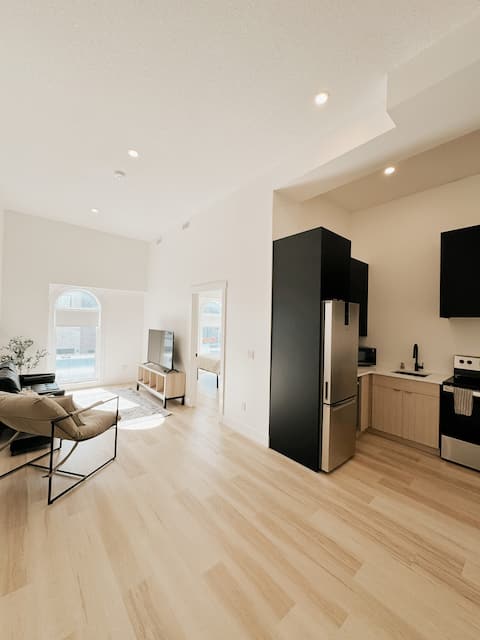 Modern Downtown Suite | King Bed | The Charlotte