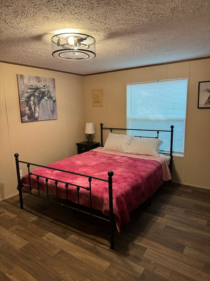 ห้องนอนใหญ่ - เตียงควีนไซส์