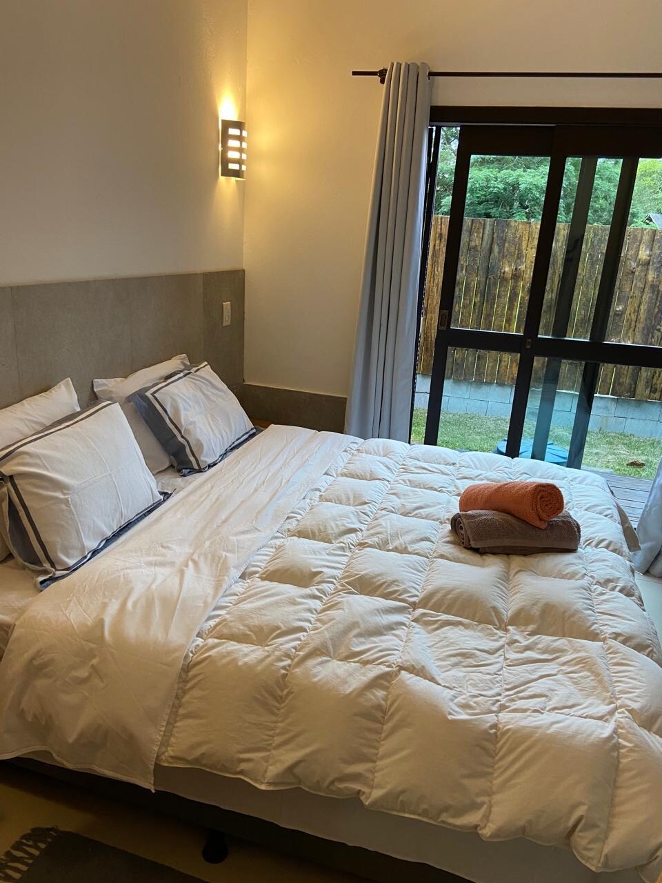 מיטות החדר מתחברות יחד וניתן להשתמש בהן כמיטה זוגית 