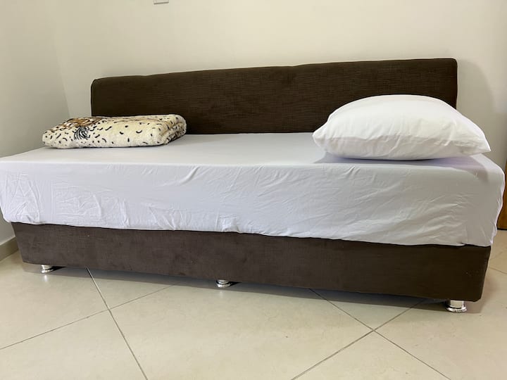 El apartamento tiene solo una sala de estar, con un sofá cama. Se puede convertir en 2 camas. Preferiblemente, para adolescentes (altura media) y niños. Sin embargo, el departamento es  ideal para 2 personas, ya que valoramos la comodidad de los huéspedes.