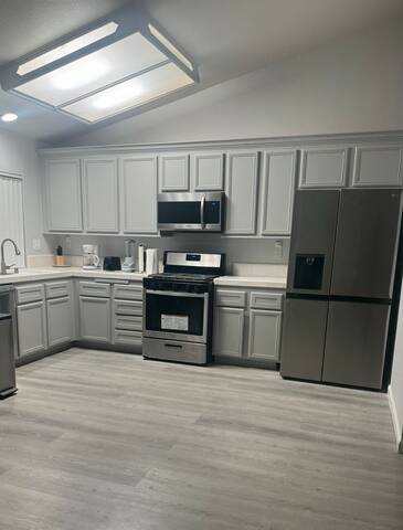 Spacious and Cozy House (Mins from AV Stadium) gallery image 2