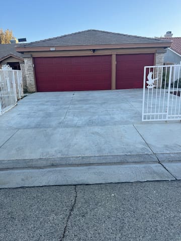 Spacious and Cozy House (Mins from AV Stadium)