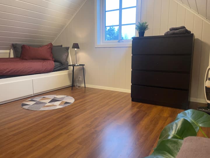 Kona ya kulala yenye kitanda cha watu wawili (si chumba tofauti kilicho na mlango)